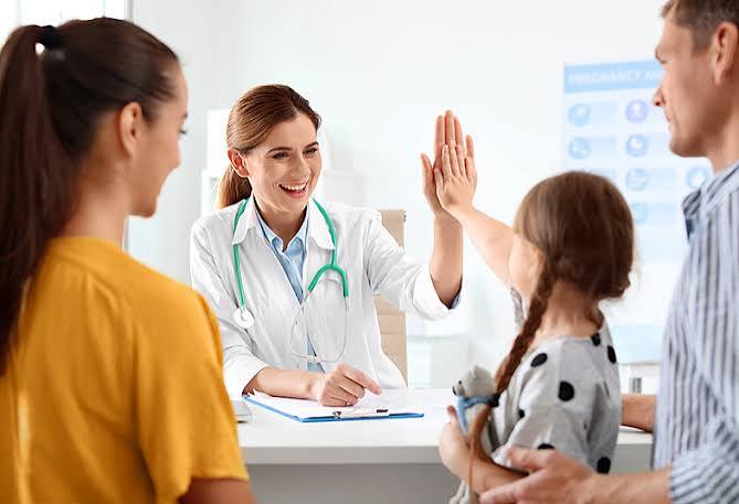 Seguro de Salud - MC Seguros Seguro de salud en Cali Colombia - médico atendiendo familia - MC Seguros e Inversiones