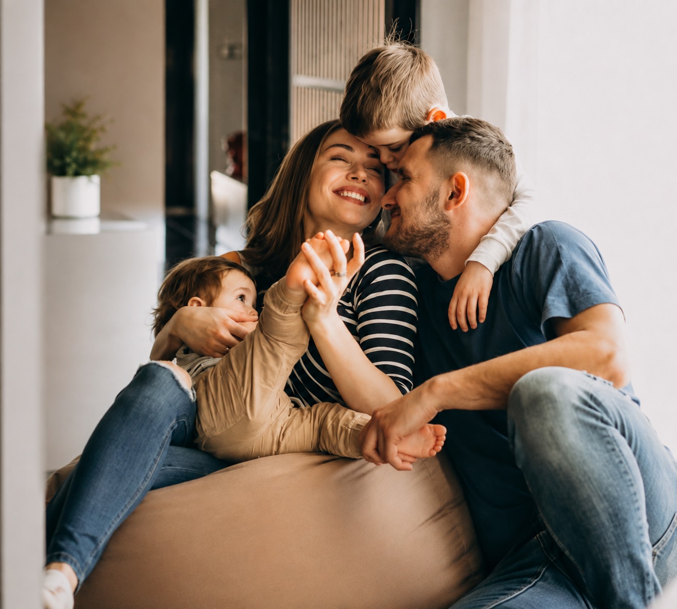 Seguro de Vida - MC Seguros Familia feliz abrazada seguro de vida en Colombia - MC Seguros e Inversiones